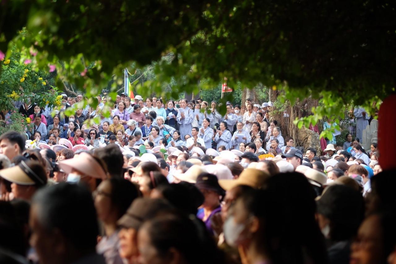 Das Festival zieht Tausende von Buddhisten, Einheimischen und Touristen an. Foto: H.S