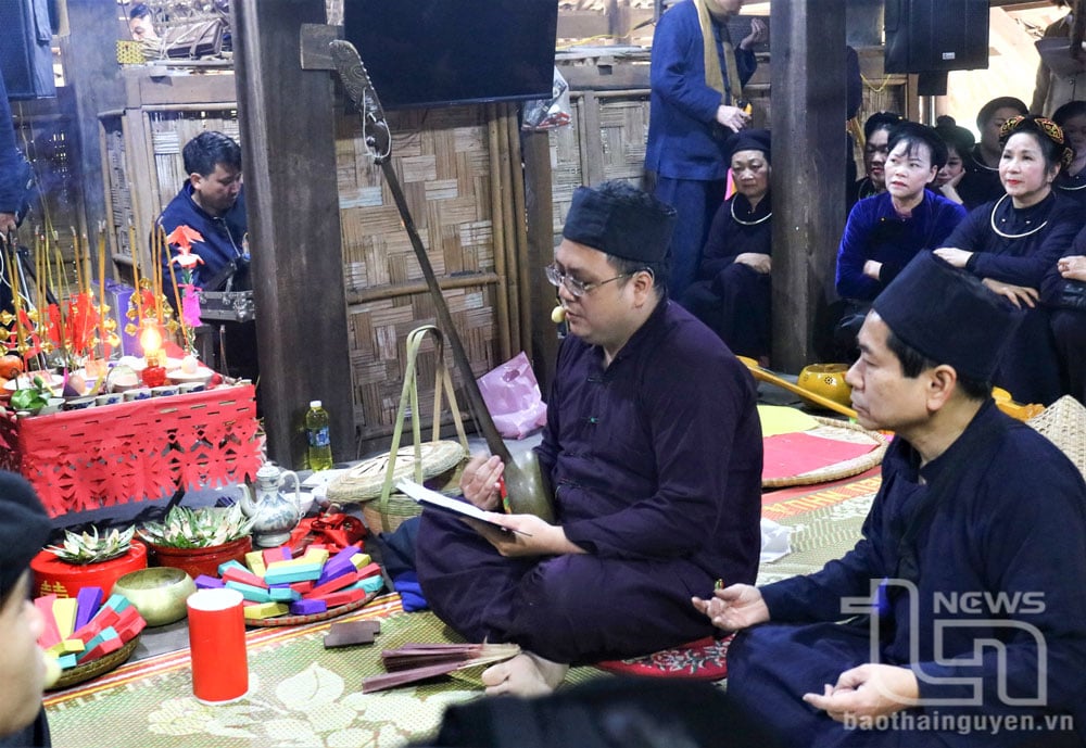 Los artesanos de la provincia de Thai Nguyen practican un ritual de oración por la paz.