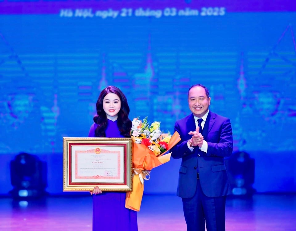 Le chef du Département des organisations populaires de la Commission centrale de propagande et d'éducation, Vi Tu Lieu, a remis le certificat de mérite du Premier ministre au secrétaire de l'Union de la jeunesse de Hanoi, Chu Hong Minh.