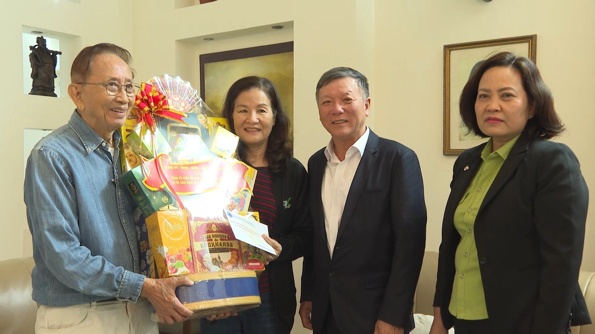 Chairman of the City Vietnam Fatherland Front Committee visits policy families