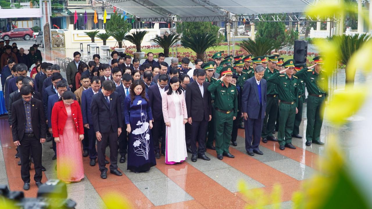 Provincial leaders and delegates performed a memorial ceremony for heroic martyrs. Photo: PHAN VINH.jpg