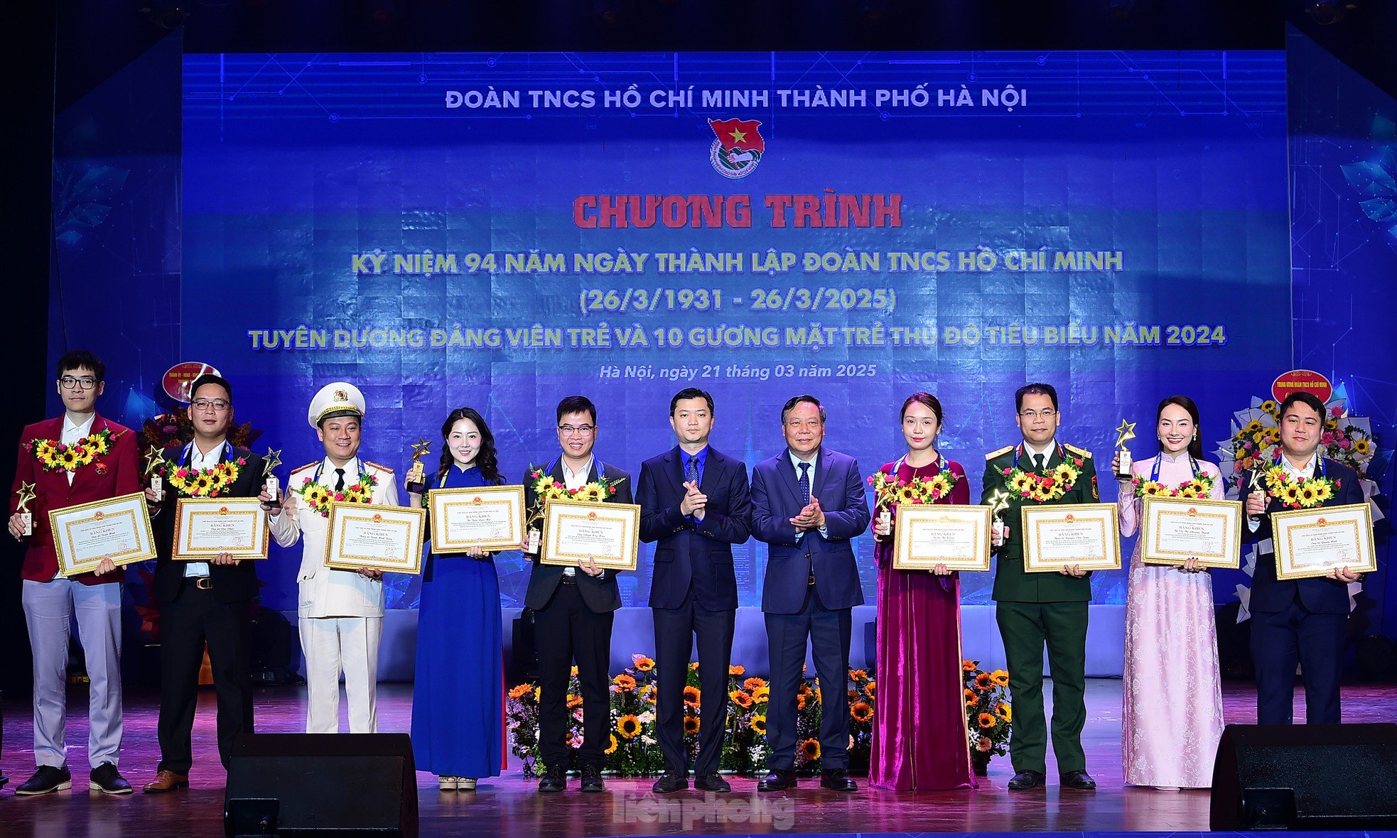 La actriz Bao Thanh y la profesora asociada más joven de Vietnam fueron honradas como Rostros Jóvenes Destacados de la Capital 2024 foto 22