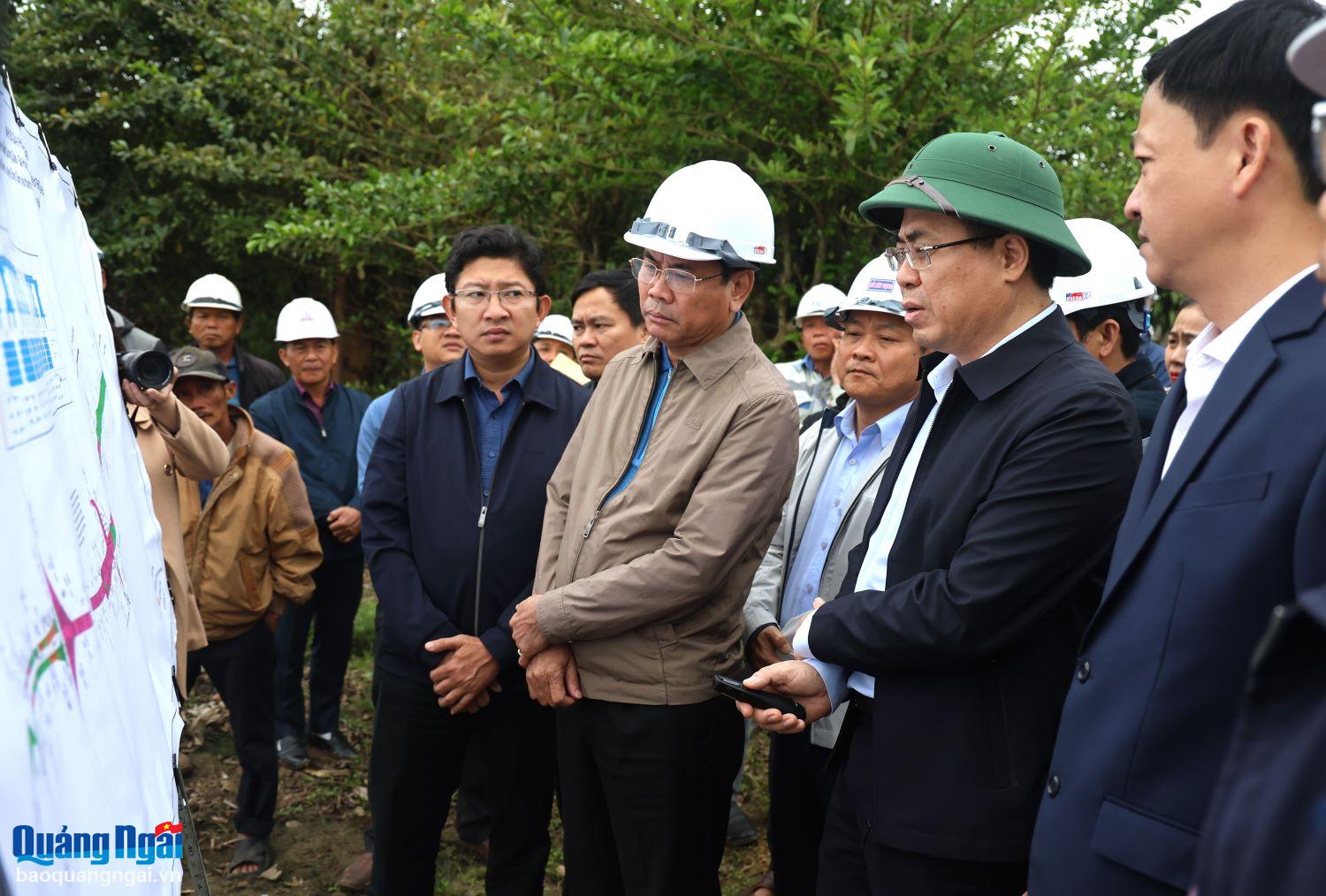 El secretario provincial del Partido y presidente del Comité Popular Provincial, Nguyen Hoang Giang, inspeccionó el progreso real del Proyecto de la Carretera Costera Dung Quat - Sa Huynh, Fase IIb.