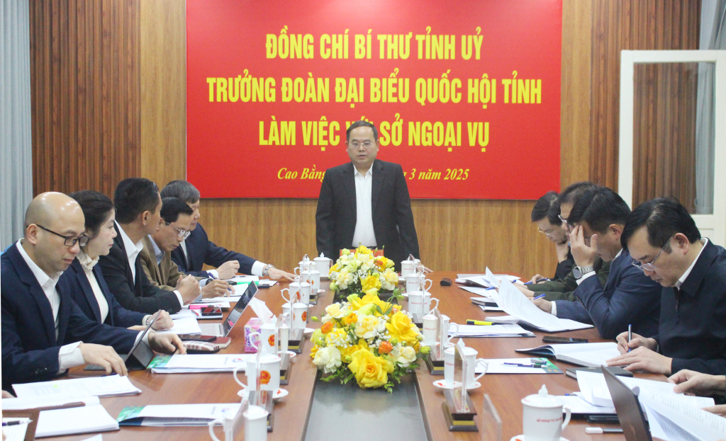 El secretario provincial del Partido, Quan Minh Cuong, habló en la reunión.