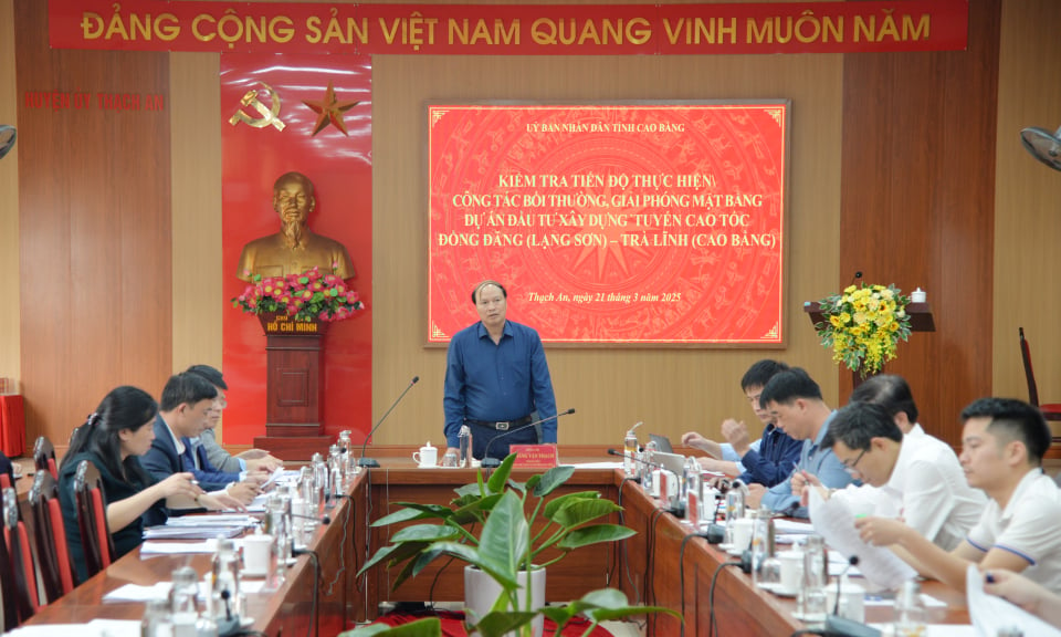 El vicepresidente del Comité Popular Provincial, Hoang Van Thach, inspeccionó el progreso de la compensación y la limpieza del sitio para la autopista Dong Dang - Tra Linh.