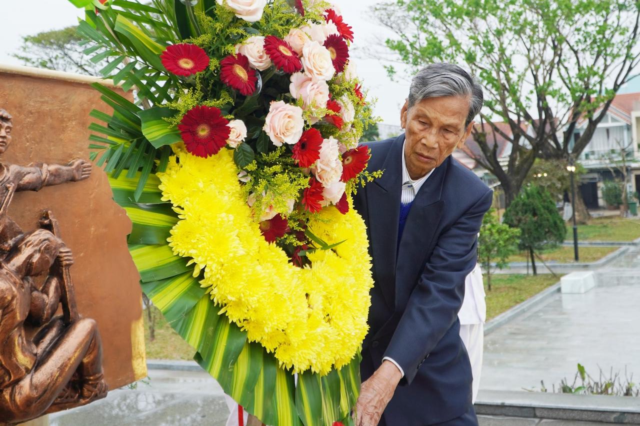 People's Armed Forces Hero Tran Chi Thanh offers flowers at the Mau Than 1968 Victory Monument. Photo: PHAN VINH.jpg