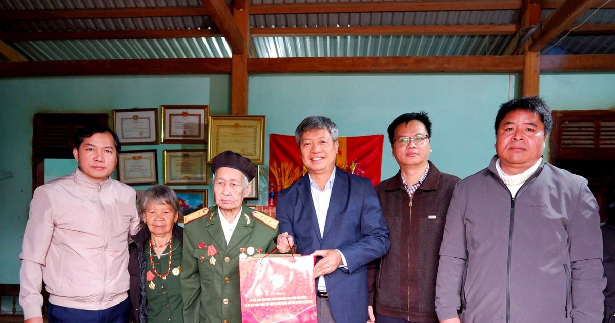 Le vice-président du Comité populaire provincial, Ho Quang Buu, a rendu visite aux familles politiques du district de Tay Giang et leur a offert des cadeaux.