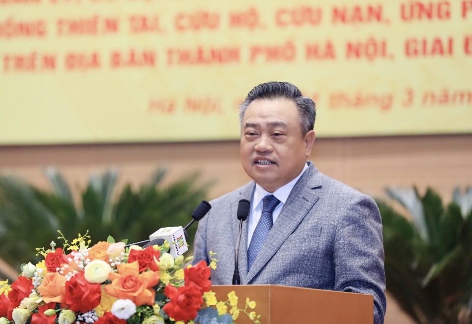 Tran Sy Thanh, miembro del Comité Central del Partido, subsecretario del Comité del Partido de la Ciudad y presidente del Comité Popular de Hanoi, habló en la conferencia.