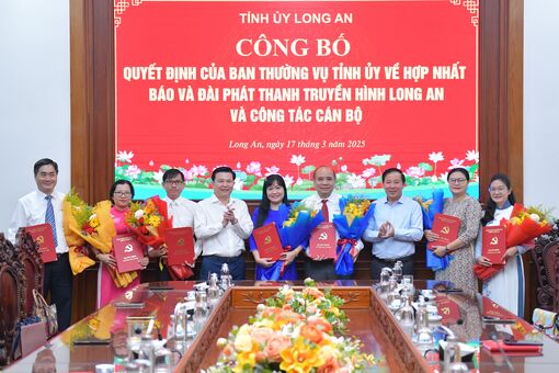 Ban Thường vụ Tỉnh ủy Long An công bố và trao quyết định cán bộ cho cơ quan báo, đài sau khi hợp nhất