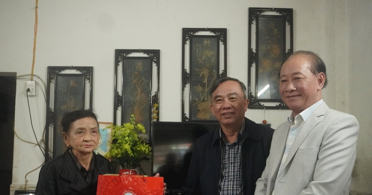 El vicepresidente del Consejo Popular Provincial, Tran Xuan Vinh, visitó a familias de políticos en Hoi An