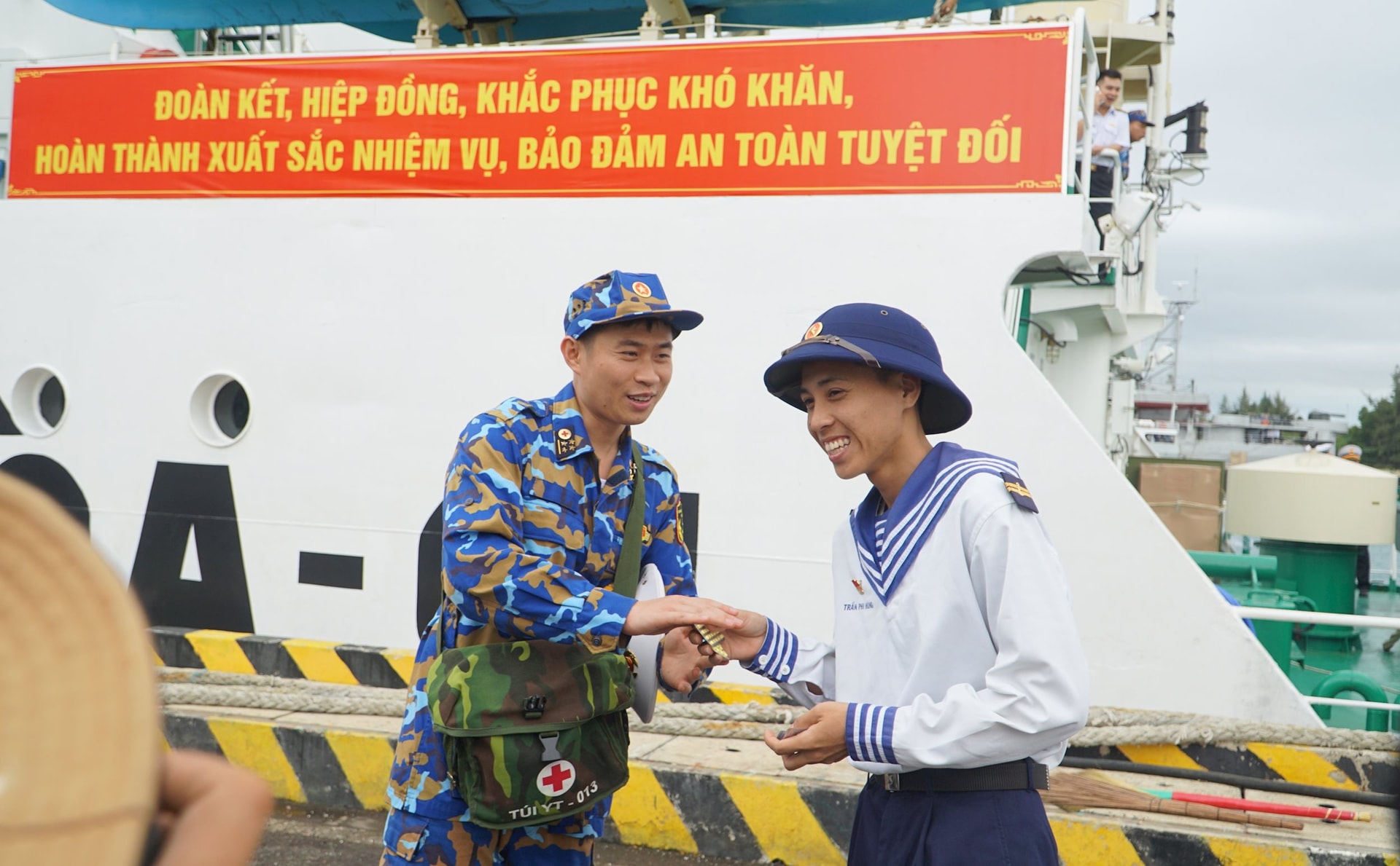 bac-si-quan-y-tang-thuoc-dong-vien-chien-si-hai-quan-hay-luon-no-luc-de-hoan-thanh-xuat-sac-nhiem-vu-trong-qua-trinh-cong-tac-tai-quan-dao-truong-sa..jpg