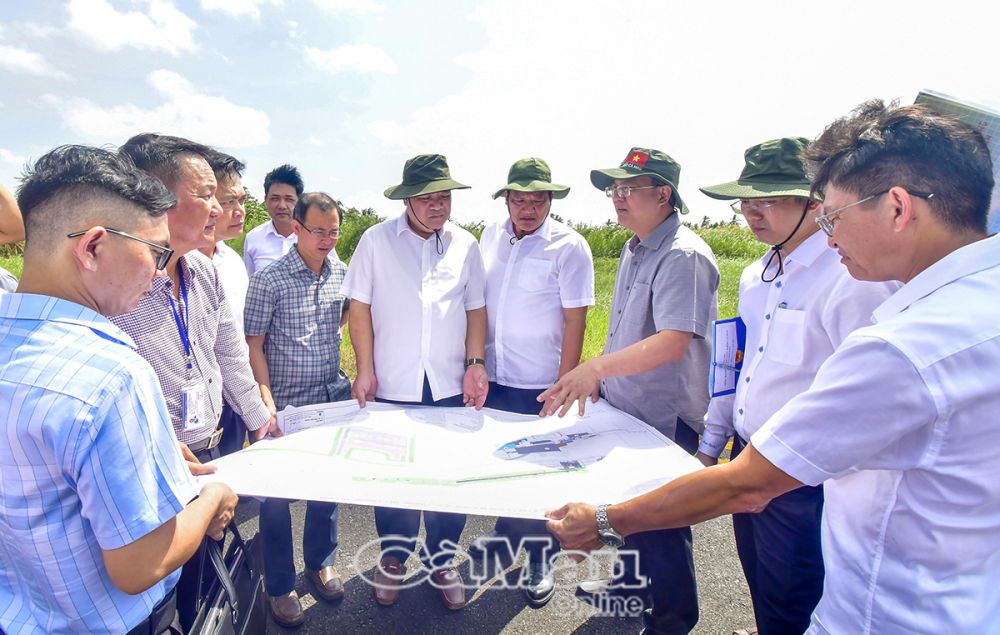 01/- El camarada Nguyen Ho Hai, secretario del Comité Provincial del Partido, y los dirigentes provinciales inspeccionaron el progreso de la limpieza del sitio del proyecto de expansión y modernización del Aeropuerto de Ca Mau.