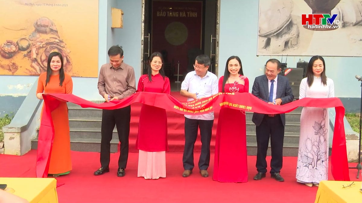 Inauguración de la exposición temática "Bai Coi"