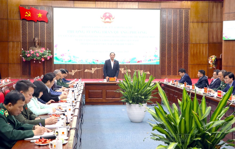 El vicepresidente de la Asamblea Nacional, Tran Quang Phuong, trabaja en la provincia de Dien Bien.