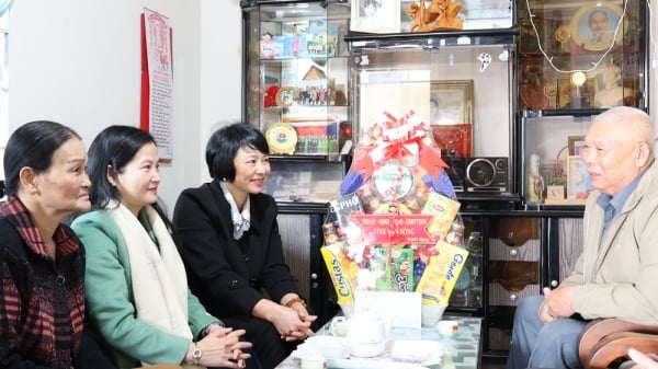 Chairwoman of Lam Dong Provincial People's Council Pham Thi Phuc visited and presented gifts to outstanding policy families in Lac Duong district.