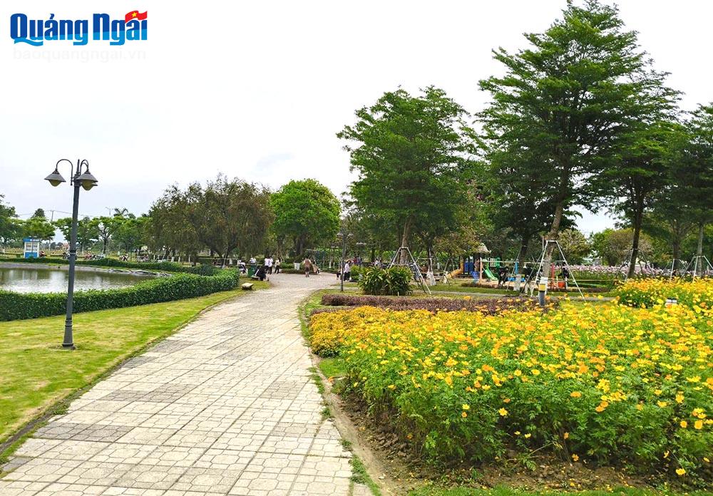 Jardin fleuri et arbres dans la zone de service urbaine VSIP Quang Ngai.                                   Photo : P.DANH  