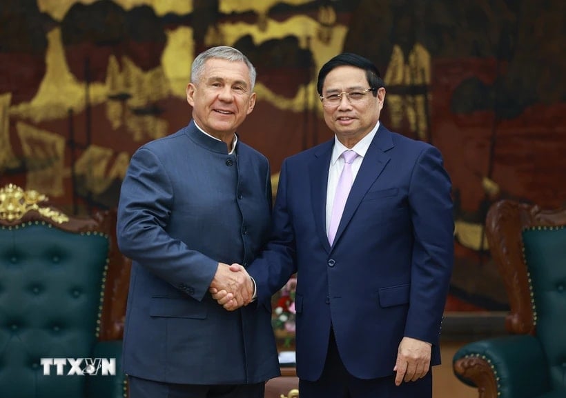 Le Premier ministre Pham Minh Chinh a reçu M. Rustam Minnikhanov, chef de la République du Tatarstan, Fédération de Russie. (Photo : Duong Giang/VNA)