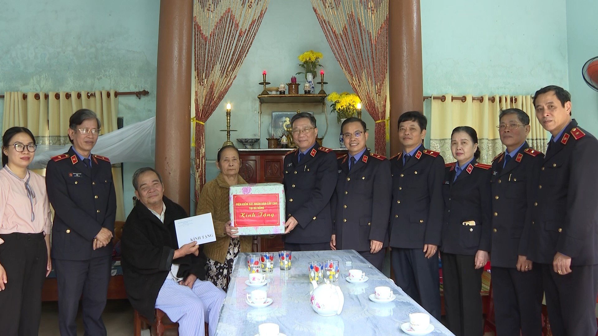 Die Hohe Volksstaatsanwaltschaft in Da Nang besucht Politikerfamilien