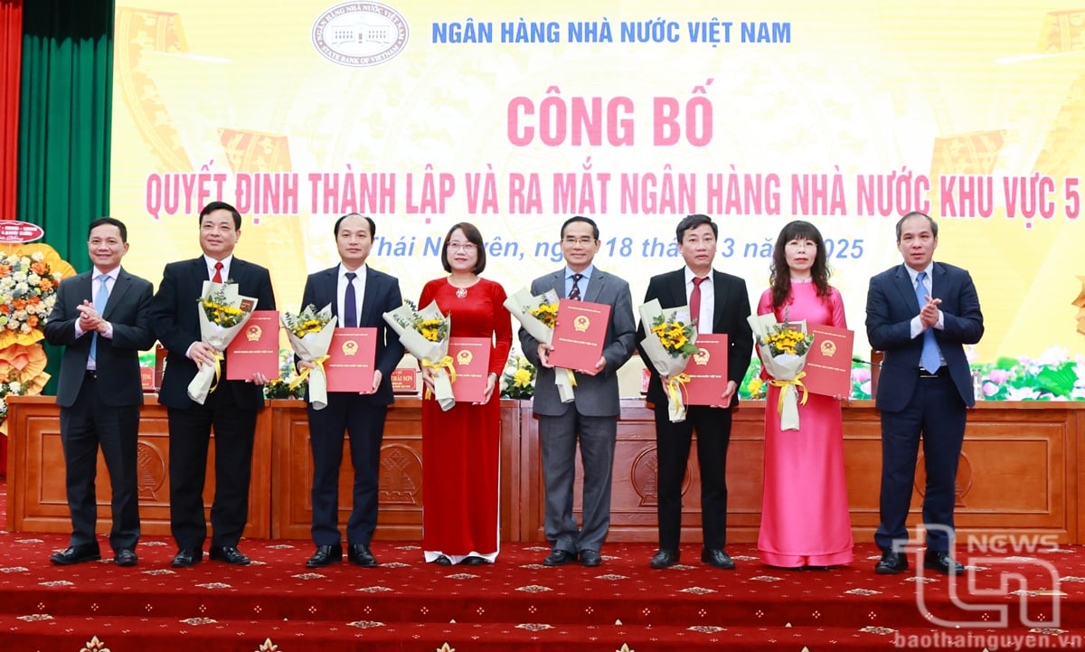 Lãnh đạo Ngân hàng Nhà nước trao các quyết định bổ nhiệm.