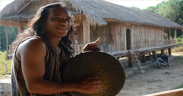 The "storyteller" with the Hre gong