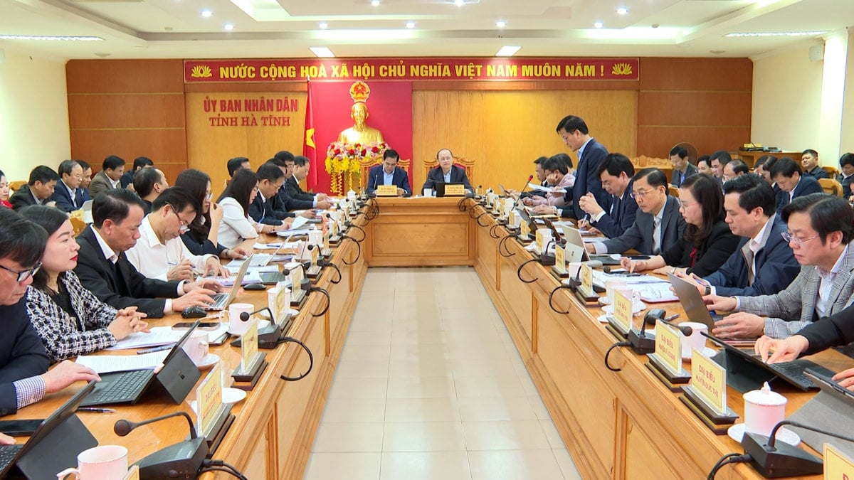 Provincial People's Committee holds regular meeting on Socio-Economics in the first quarter