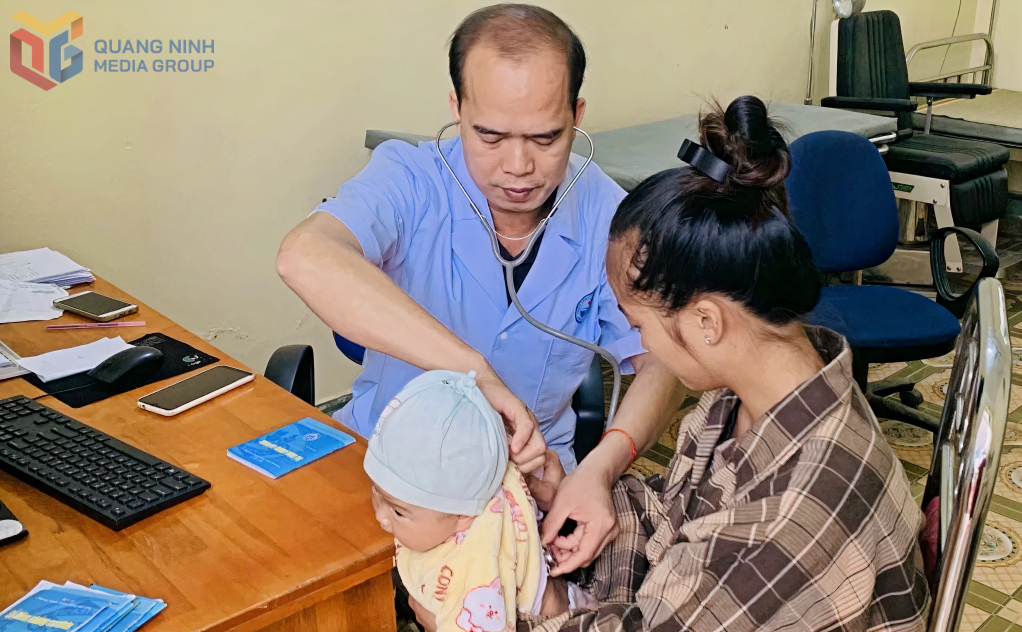 Examen de detección antes de la vacunación para niños en el puesto de salud de la comuna de Quang Lam (distrito de Dam Ha).