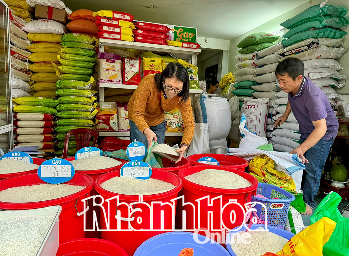 Un negocio de arroz en la calle Tran Nguyen Han, ciudad. Nha Trang. (Foto tomada en la mañana del 19 de marzo)