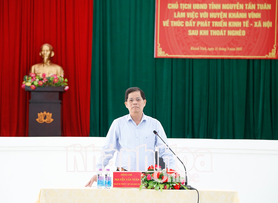 Chairman of the Provincial People's Committee Nguyen Tan Tuan worked with Khanh Vinh district on promoting socio-economic development.