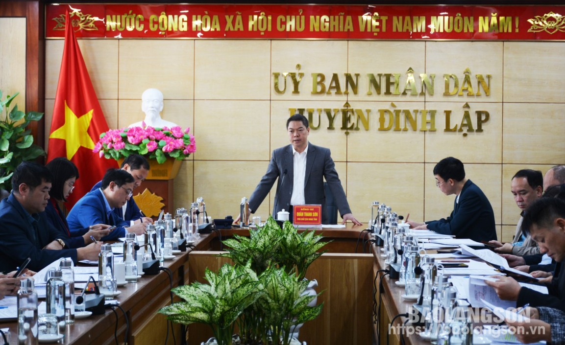 Le camarade Doan Thanh Son, vice-président du Comité populaire provincial, chef du groupe de travail n° 4, a pris la parole lors de la séance d'inspection.