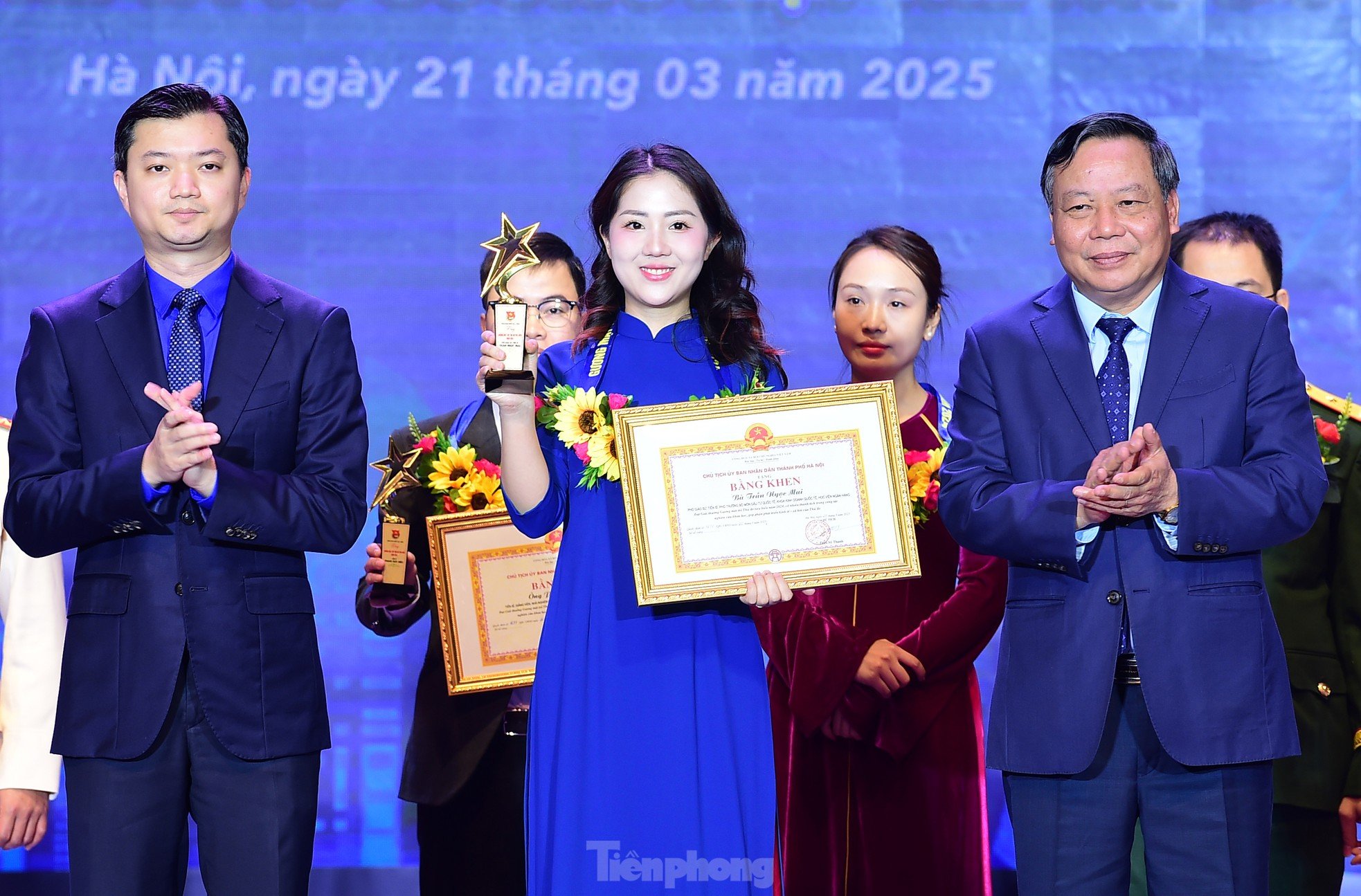 La actriz Bao Thanh y la profesora asociada más joven de Vietnam fueron honradas como Rostros Jóvenes Destacados de la Capital 2024 foto 15