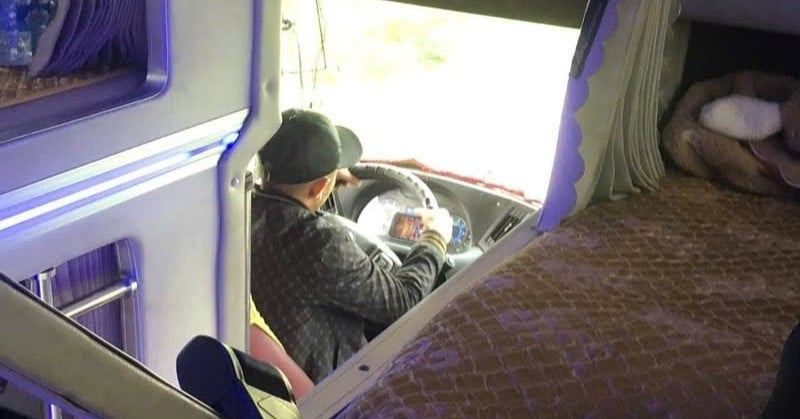 Conductor de autobús cama juega mientras conduce, incluso grita fuerte cuando gana