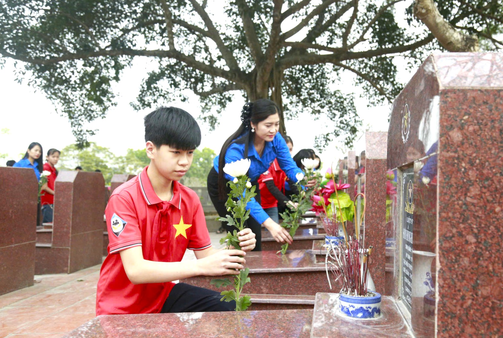 Offering incense and flowers to commemorate the heroic martyrs