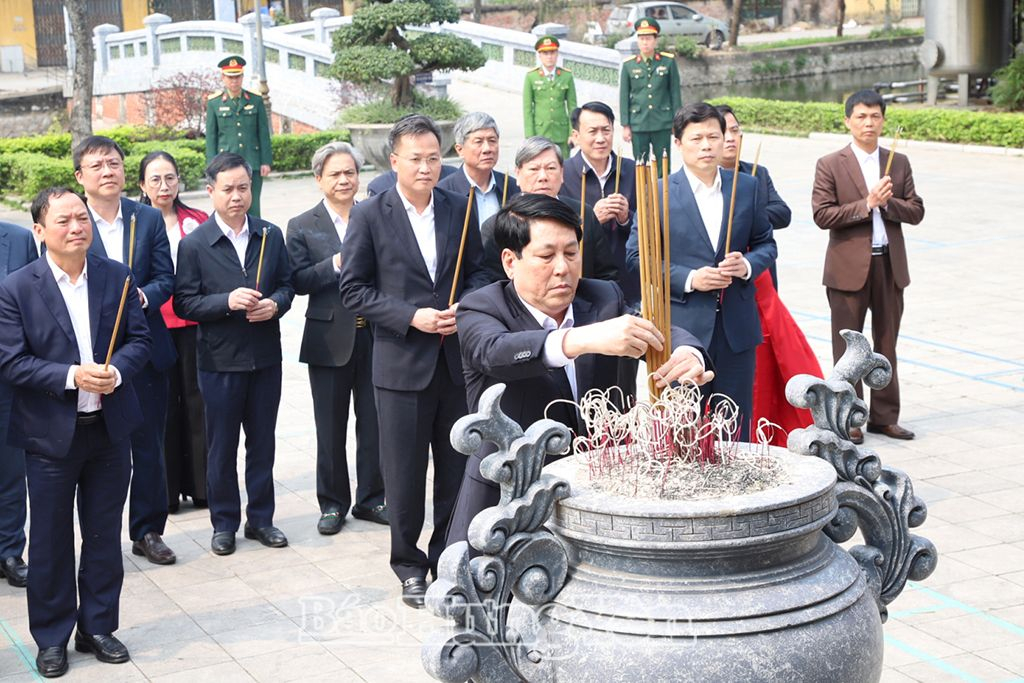 ประธานาธิบดีเลือง เกวง และคณะร่วมจุดธูปเทียนที่อนุสรณ์สถานเลขาธิการเหงียน วัน ลินห์ ในตำบลเหงียน วัน ลินห์ (เยนมี)