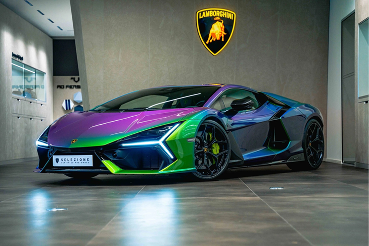 Chiếc Lamborghini Revuelto màu Verde Agave Lucido trong bài viết này là mẫu xe đã qua sử dụng được đại lý siêu xe tại Hà Lan - Lamborghini Rotterdam giới thiệu. Điểm đặc biệt của chiếc Revuelto chính là những tuỳ chọn Ad Personam cực hiếm.