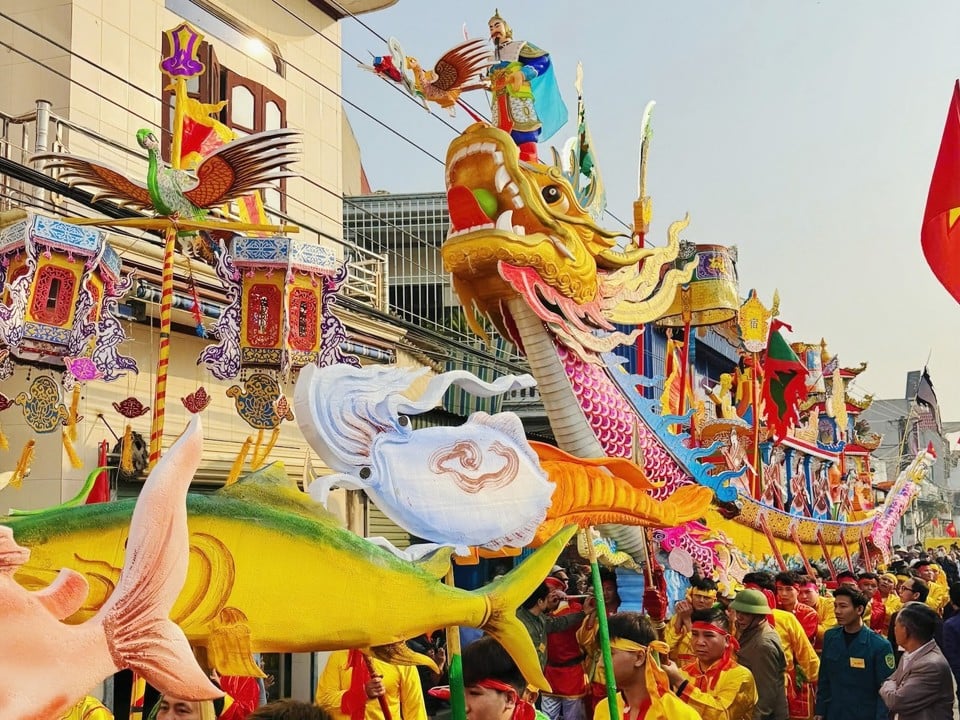 Procession de Long Chau - le symbole le plus sacré du festival Cau Ngu. Long Chau est la mascotte des gens qui confient leurs aspirations à sortir en mer pour être en sécurité, avoir une pleine possession de poissons et de crevettes et avoir une vie prospère et heureuse.  