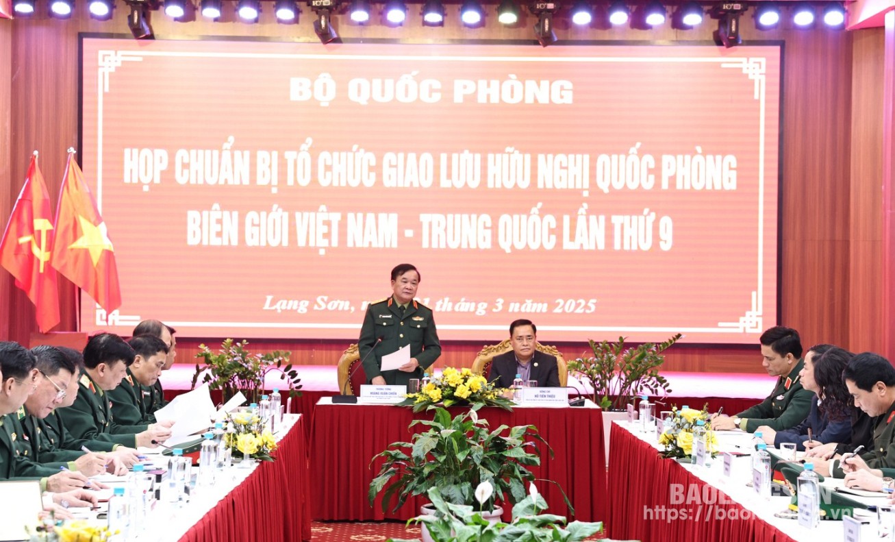 Senior Lieutenant General Hoang Xuan Chien, member of the Party Central Committee, member of the Central Military Commission, Deputy Minister of National Defense, spoke at the meeting.