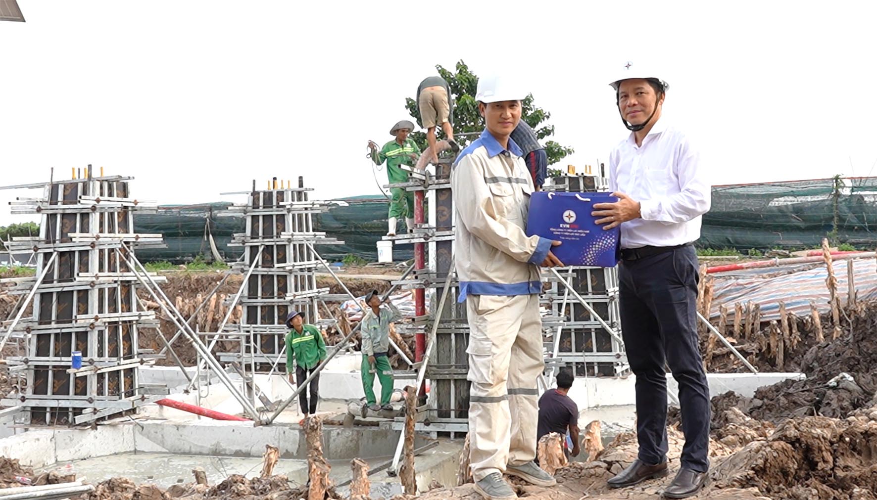 Bac Lieu Electricity Company: Focusing on removing difficulties in site clearance for power grid construction projects