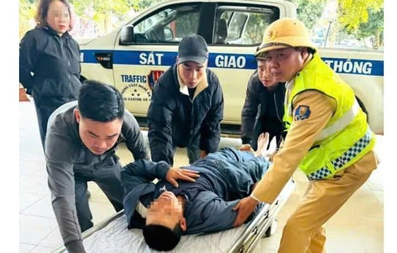 La police de la circulation de Nghe An sauve un homme d'un état critique