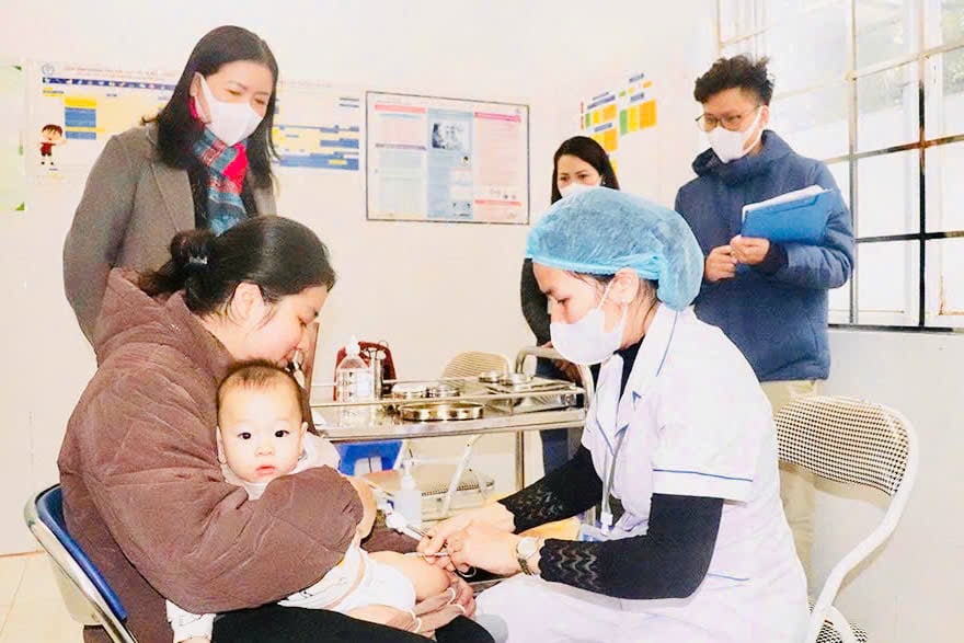 Le personnel du poste de santé du quartier Dong Ngac, district de Bac Tu Liem, vaccine les enfants de 6 à 9 mois contre la rougeole.