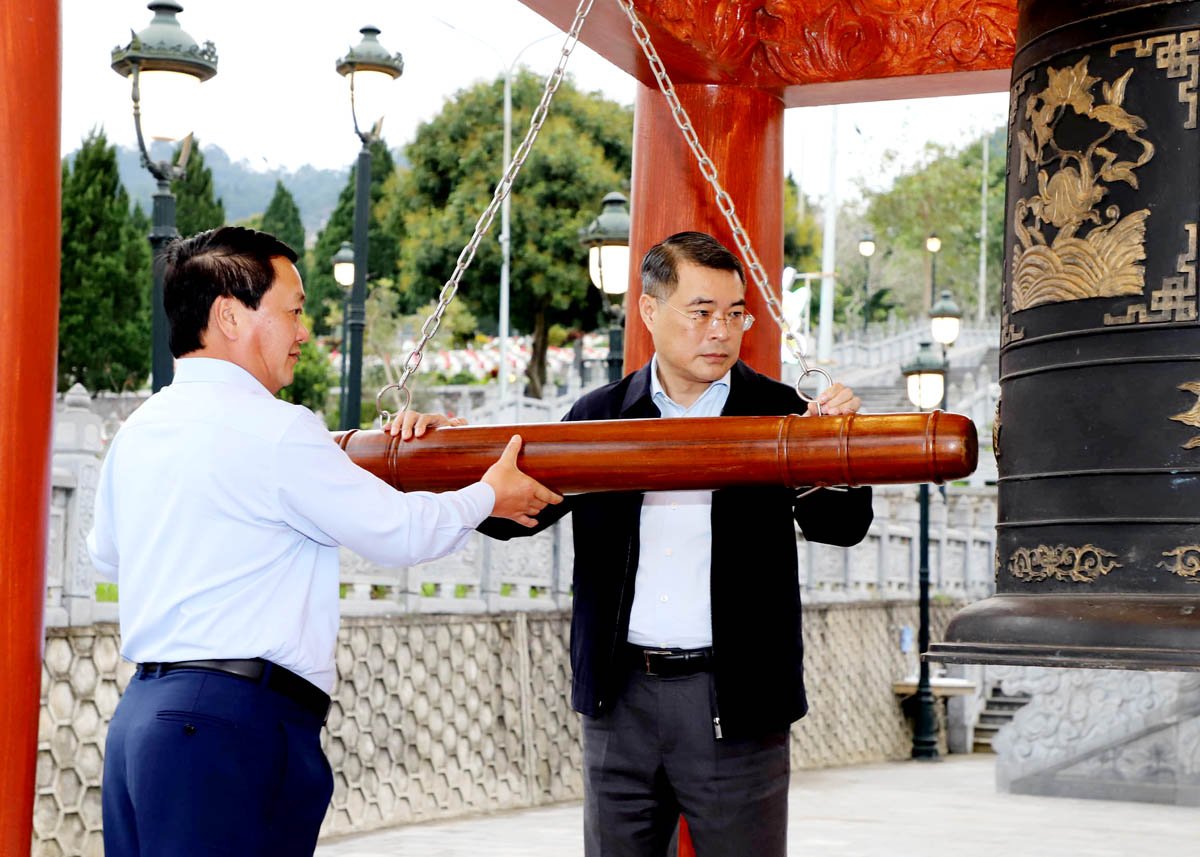 El jefe del Comité Organizador Central, Le Minh Hung, y el secretario provincial del Partido, Hau A Lenh, hicieron sonar la campana en el Templo de los Mártires en el Cementerio Nacional de los Mártires de Vi Xuyen.