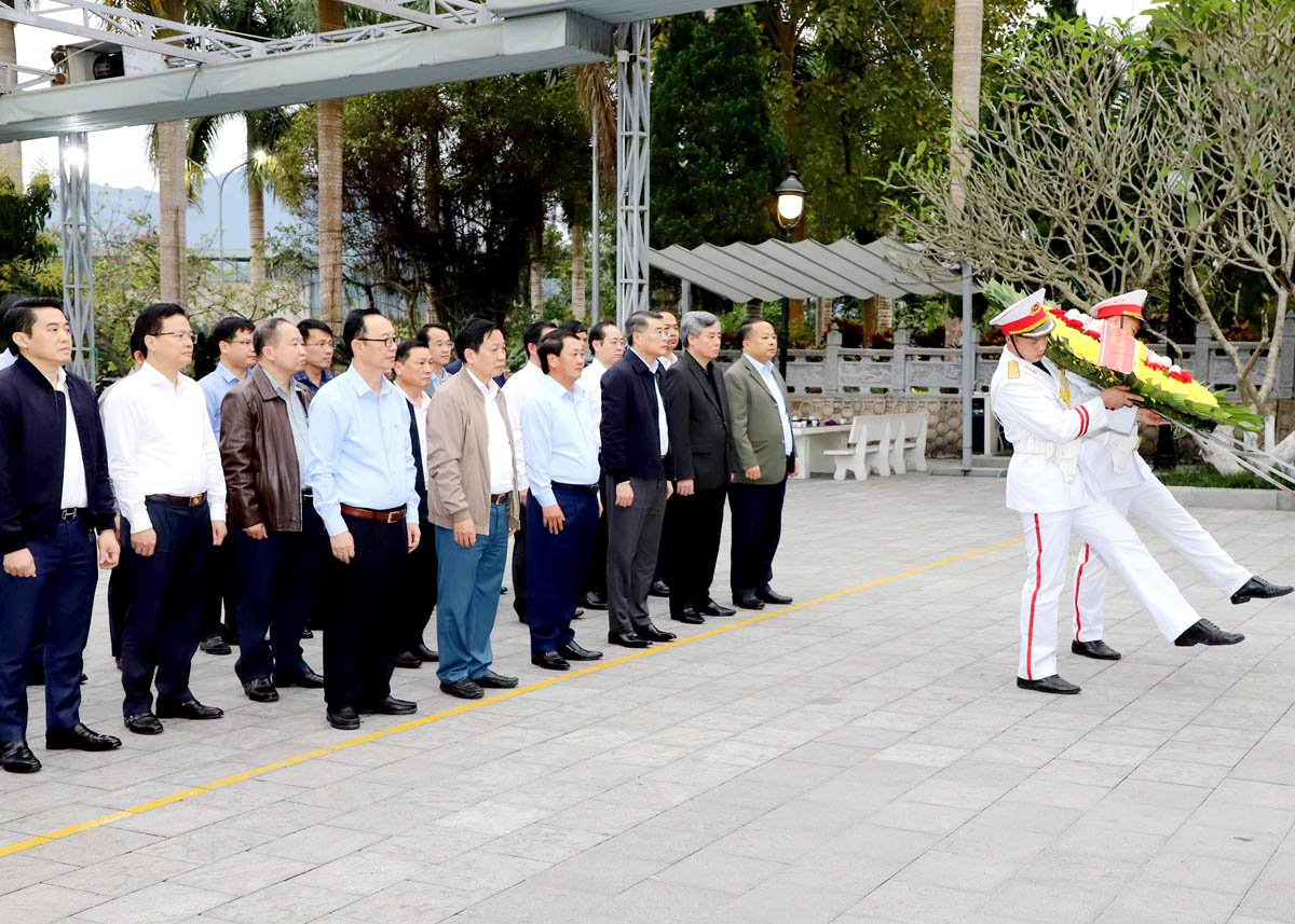 El jefe del Comité Organizador Central, Le Minh Hung, visitó a los heroicos mártires en el Cementerio Nacional de Mártires de Vi Xuyen.