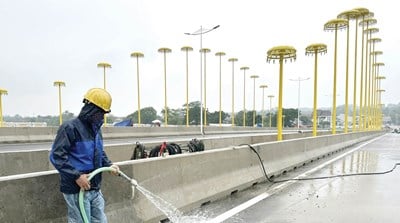 흐엉강 고가도로에 있는 왕실 파라솔 모양의 장식용 가로등 기둥 시스템은 폭풍과 비를 견딜 수 있는 능력을 신중하게 계산하여 만들어졌습니다.