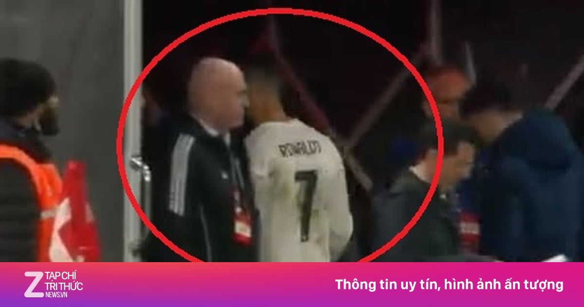 Ronaldo bỏ vào đường hầm