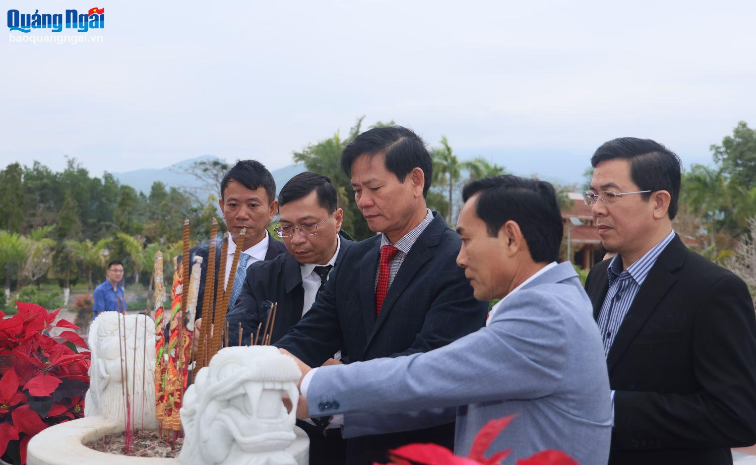 Leaders of Tu Nghia district and Quang Ngai city offered incense to pay tribute and commemorate the heroic martyrs.