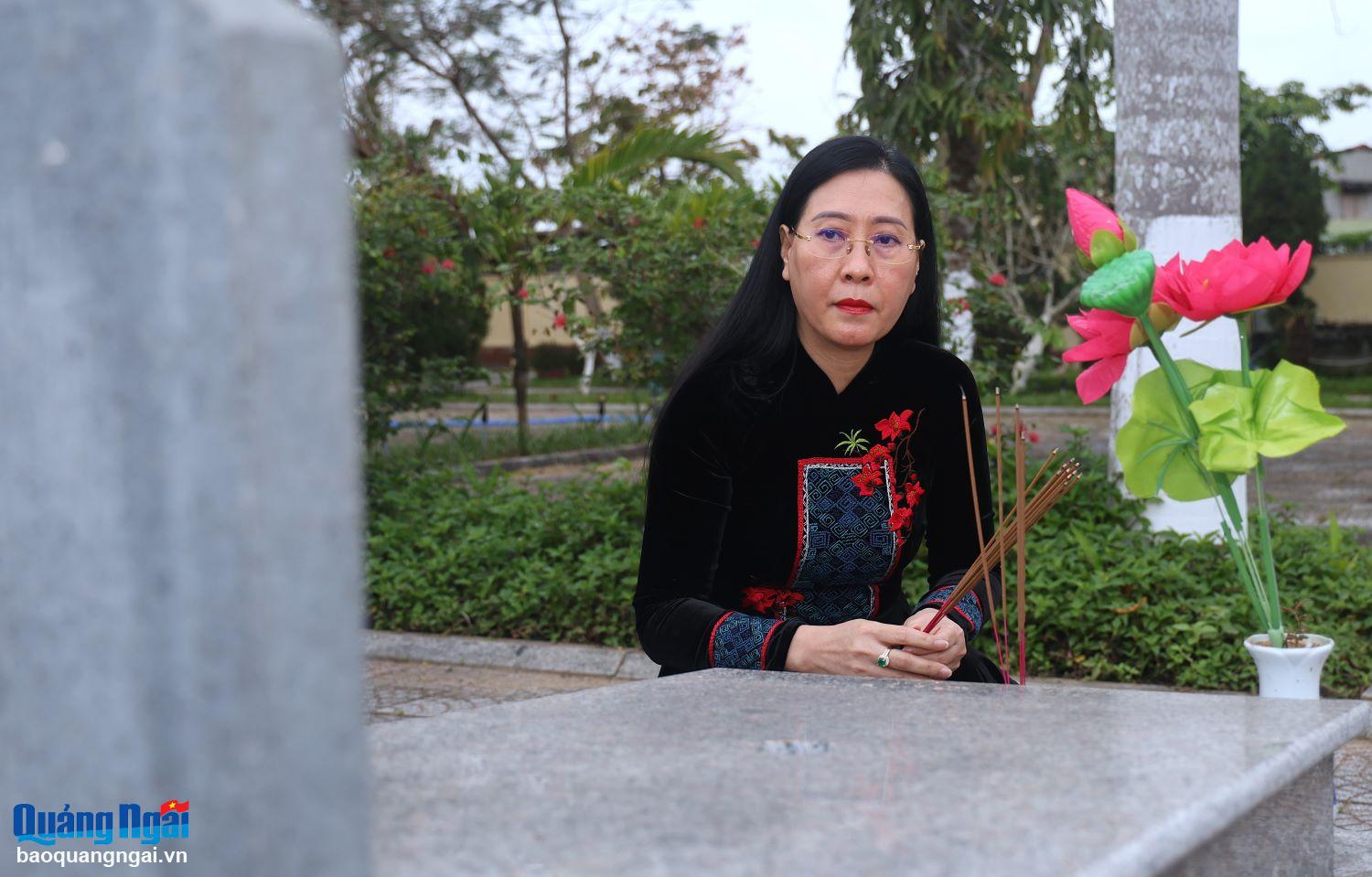 Member of the Party Central Committee, Secretary of the Provincial Party Committee, Chairwoman of the Provincial People's Council Bui Thi Quynh Van burned incense at the martyrs' graves.