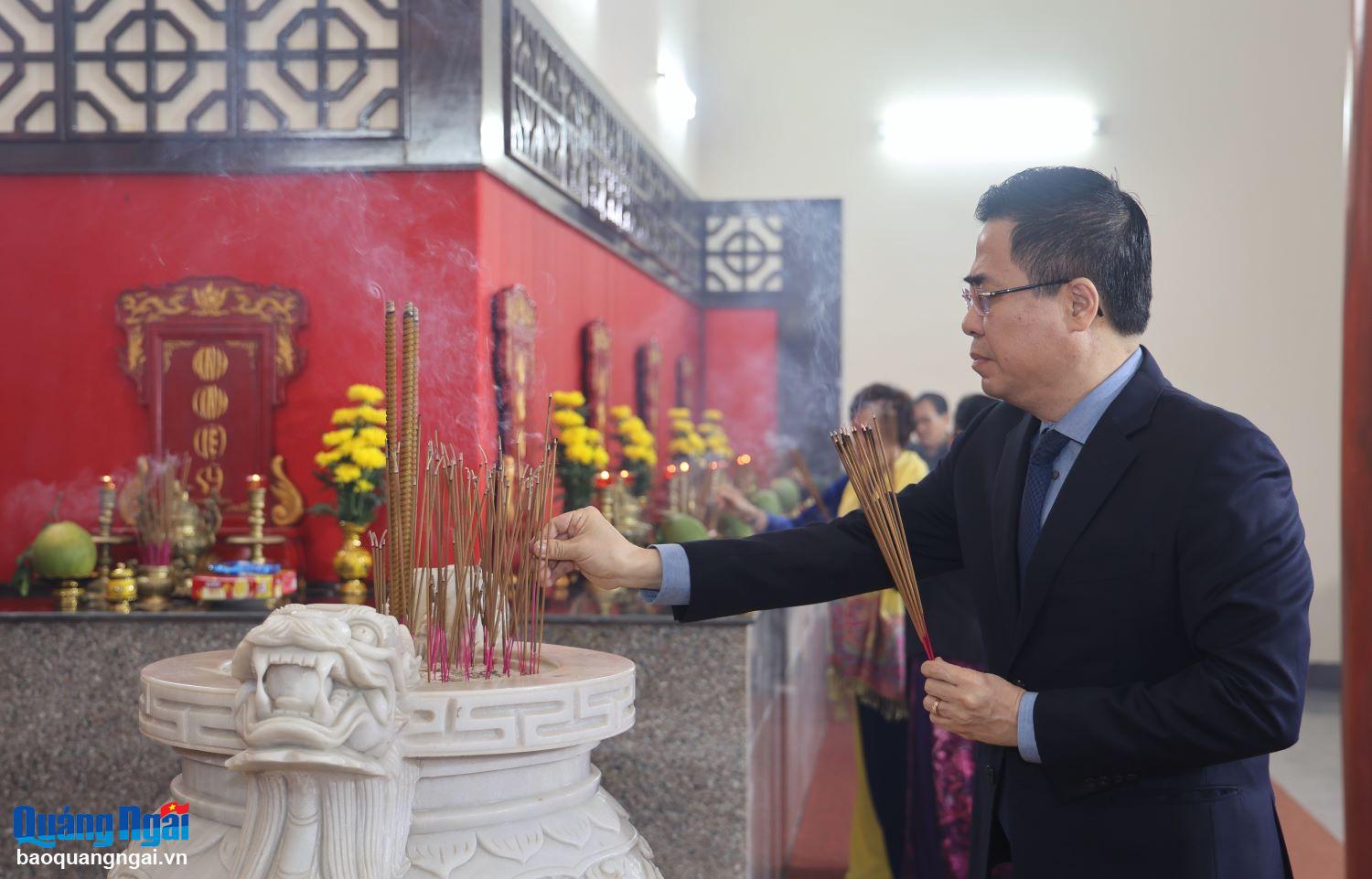 Deputy Secretary of the Provincial Party Committee, Chairman of the Provincial People's Committee Nguyen Hoang Giang offered incense to commemorate President Ho Chi Minh and heroic martyrs at the Provincial Martyrs' Cemetery.