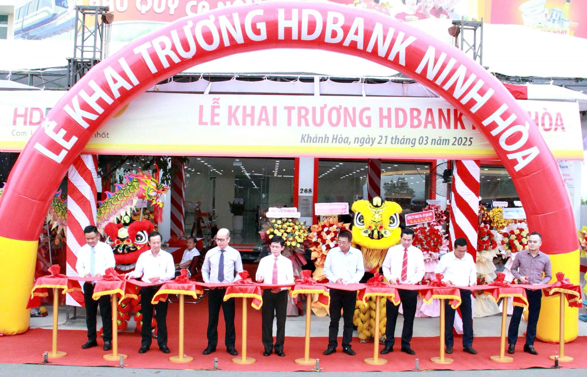 Các đại biểu cắt băng khai trương chi nhánh HDBank Ninh Hòa