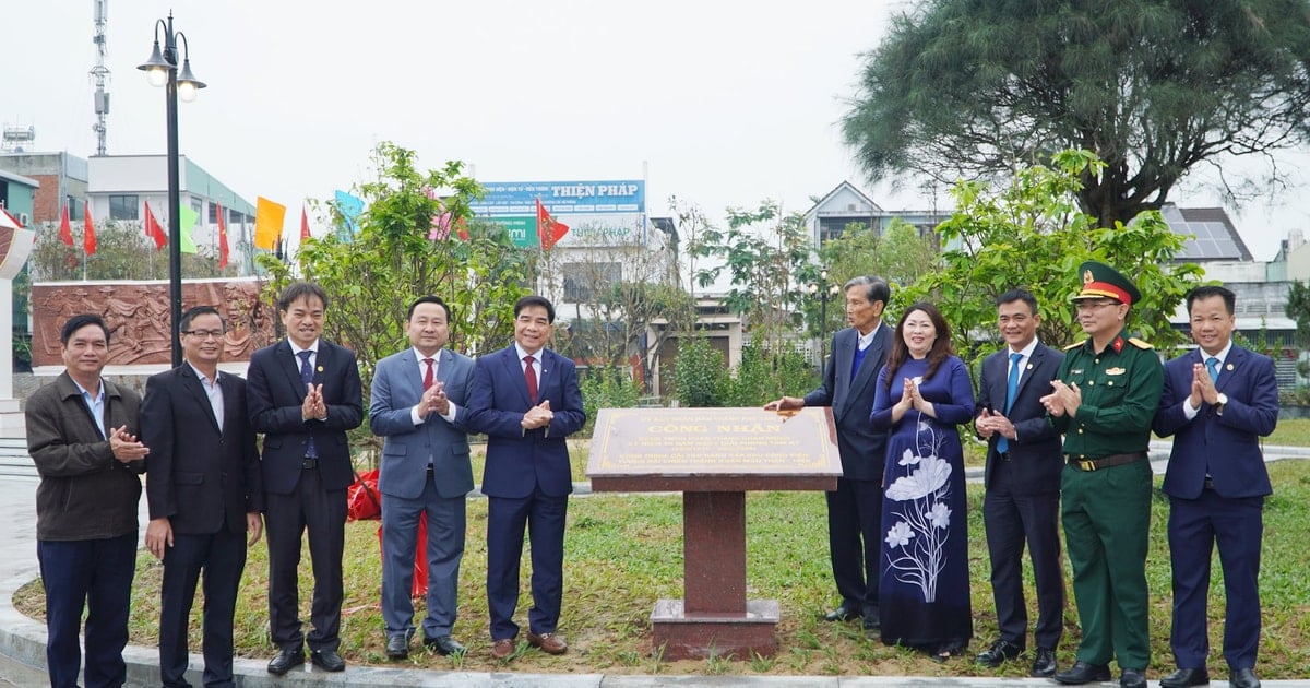 Tam Ky puts up signs to celebrate 50 years of homeland liberation