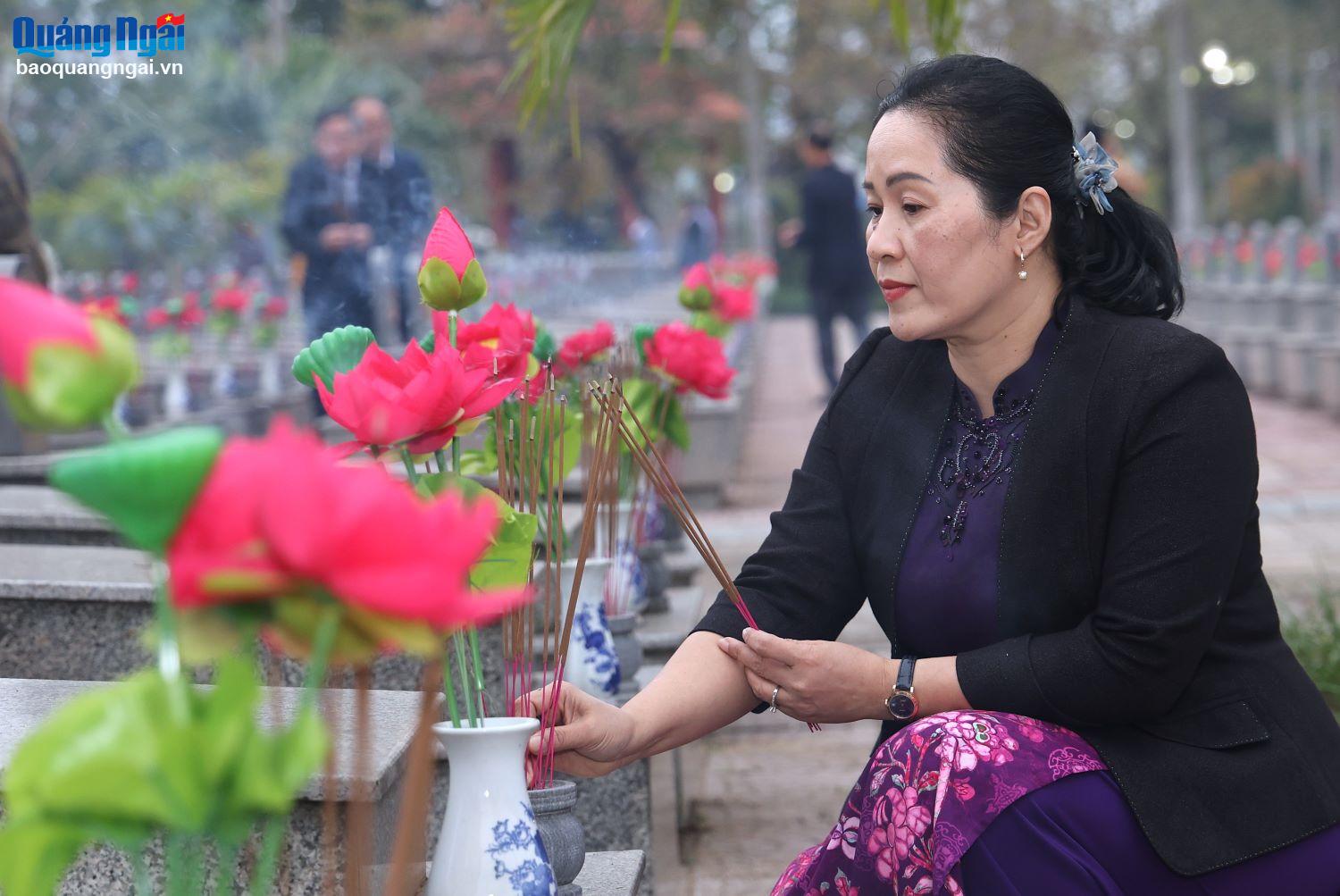 Deputy Secretary of the Provincial Party Committee Dinh Thi Hong Minh burned incense at the martyrs' graves.