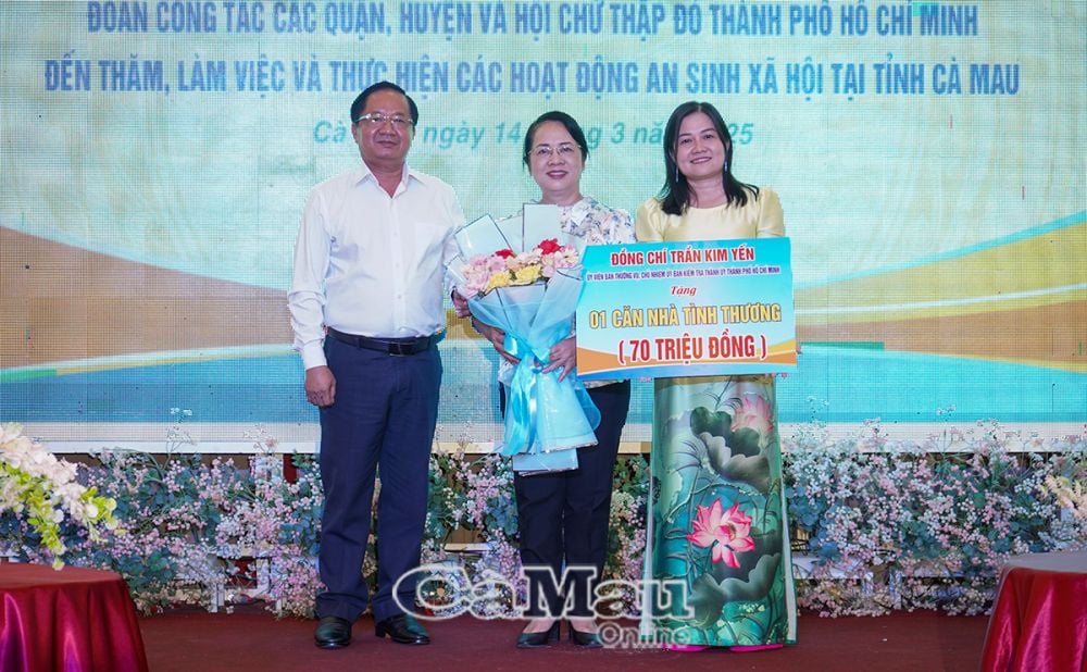 Bà Trần Kim Yến, Ủy viên Ban Thường vụ Thành ủy, Chủ nhiệm Ủy ban Kiểm tra Thành ủy tặng 01 căn nhà trị giá 70 triệu đồng. Bà Võ Thị Ngọc Hân, Phó Chủ tịch UBMTTQVN tỉnh nhận bảng tượng trưng và mời ông Lê Thanh Triều, Chủ tịch UBMTTQVN tỉnh  tặng hoa thay lời cảm ơn.